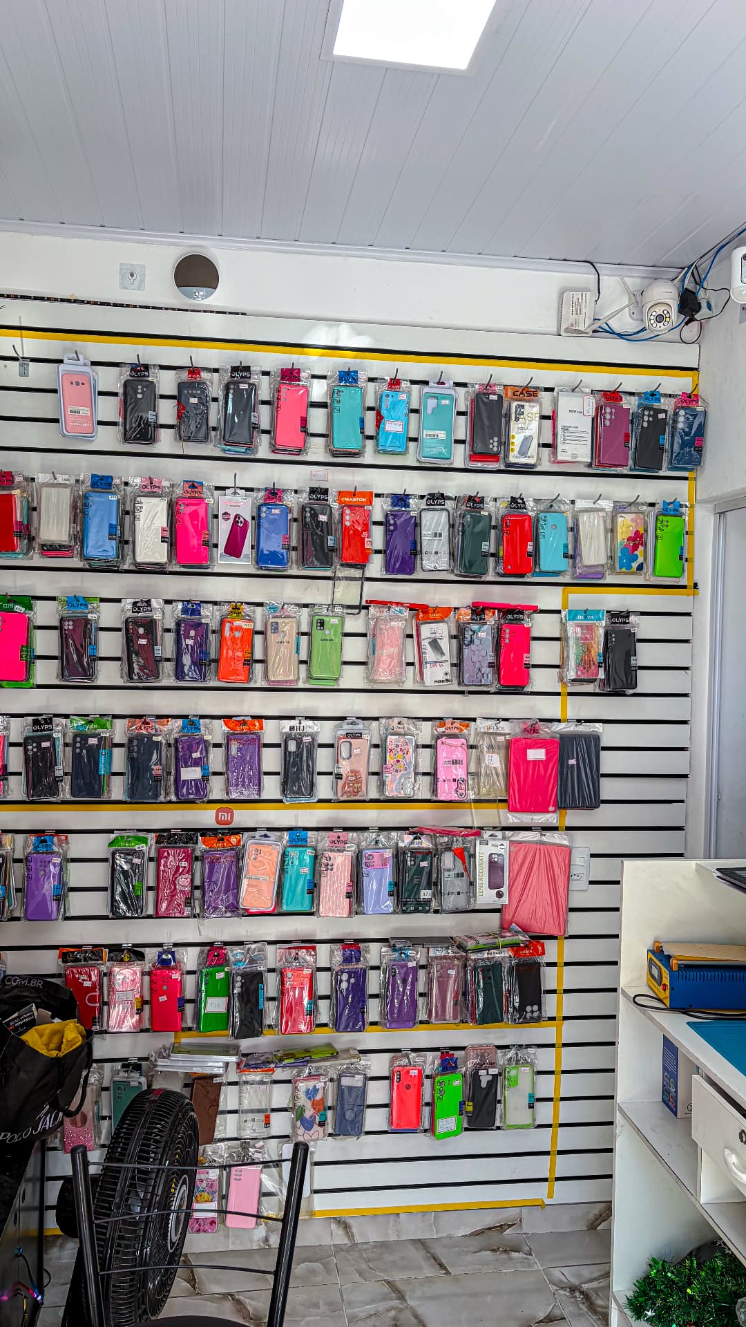 Painel com capinhas de celular de várias cores