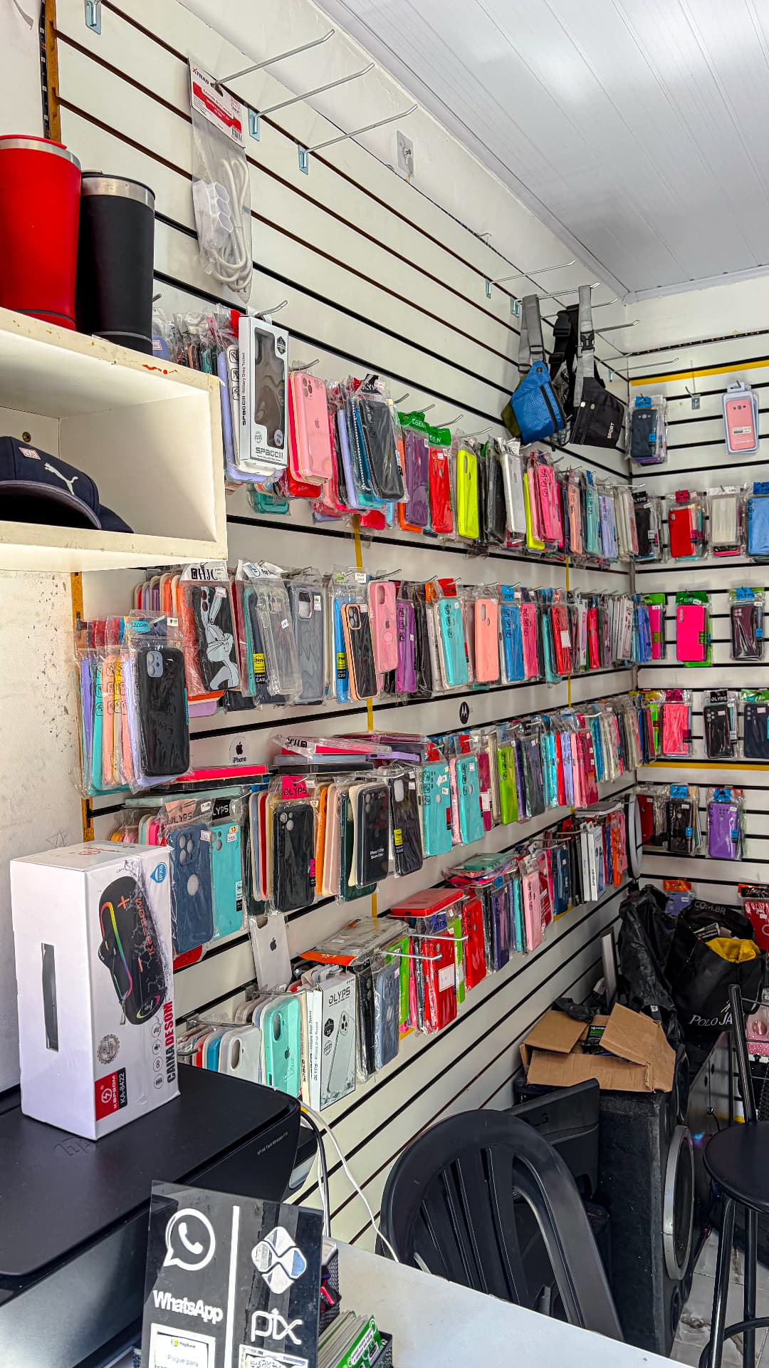 Interior da loja com fones e acessórios expostos