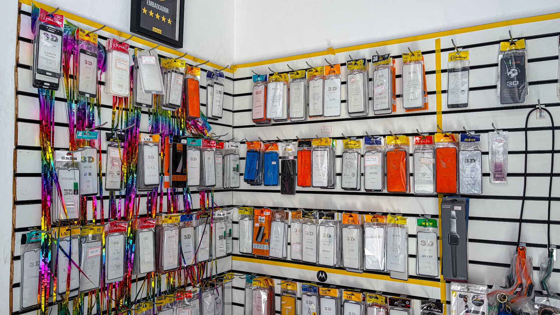 Prateleiras com acessórios variados para celular