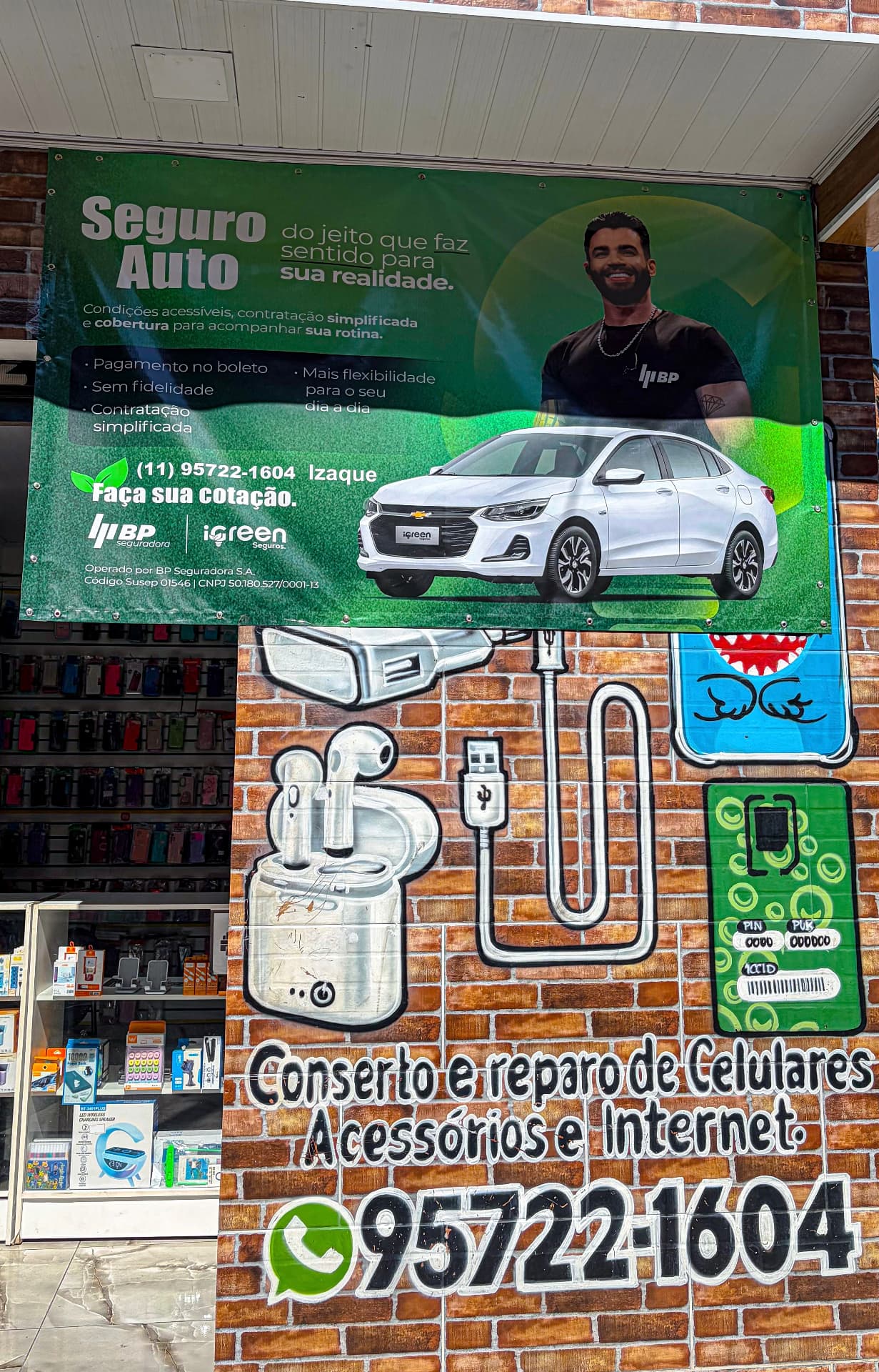 Vitrine com cabos, carregadores e acessórios