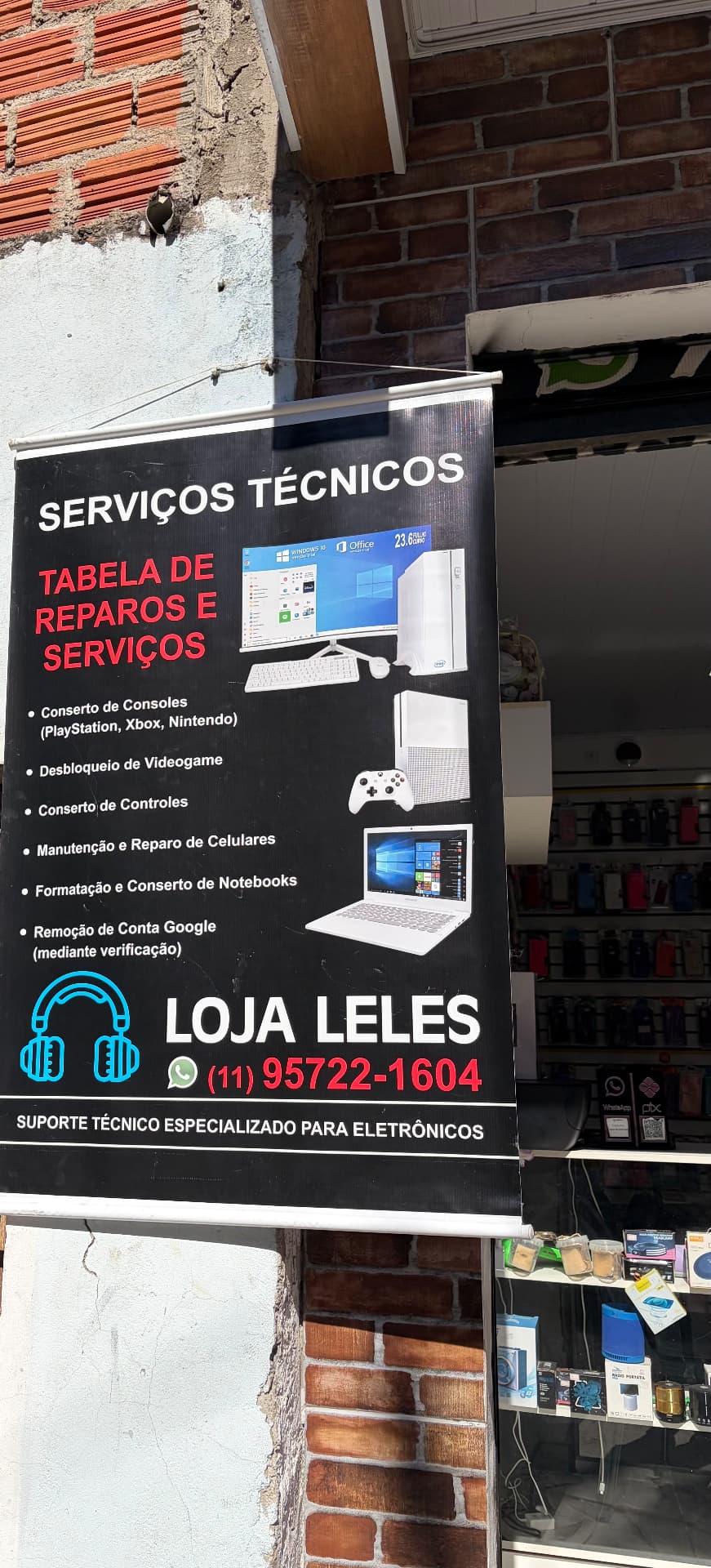 Banner de serviços técnicos da Loja Leles na entrada da loja